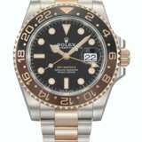 ROLEX. A STAINLESS STEEL AND 18K PINK GOLD AUTOMATIC DUAL TIME WRISTWATCH WITH SWEEP CENTRE SECONDS, DATE, BRACELET, GUARANTEE AND BOX - Foto 1