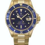 ROLEX. AN ATTRACTIVE 18K GOLD AUTOMATIC WRISTWATCH WITH SWEEP CENTRE SECONDS, DATE AND BRACELET - фото 1
