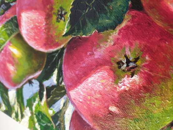 Gemälde „Rote Äpfel auf einem Ast“, Leinwand auf dem Hilfsrahmen, Ölfarbe, Zeitgenössischer Realismus, fruits, Russland, 2020 - Foto 3