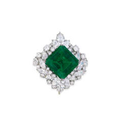 MAGNIFICENT EMERALD AND DIAMOND BROOCH/PENDANT, BY HARRY WINSTON