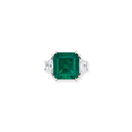 EXCEPTIONAL MUZO EMERALD AND DIAMOND RING - фото 1