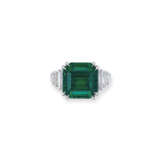 IMPORTANT EMERALD AND DIAMOND RING - photo 1