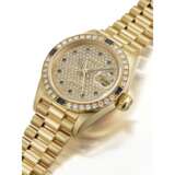 ROLEX, YELLOW GOLD, DIAMONDS AND SAPPHIRE-SET LADY DATEJUST, REF. 69088 - фото 2