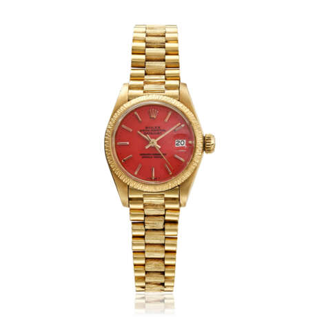 ROLEX, A LADY'S YELLOW GOLD DATEJUST WITH RED STELLA DIAL, REF.6927 - Foto 1