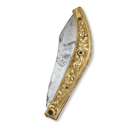 GERMAN, GILT BRASS FOLDING KNIFE FITTED WITH A MINIATURE SINGLE HAND VERGE WATCH MOVEMENT - фото 2