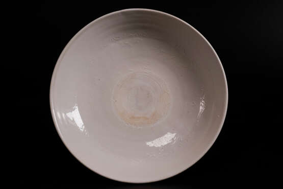 A WHITE-GLAZED WITH CARVED DESIGNS PLATE HUOZHOU YAO JIN DYNASTY(907-1125) - фото 1