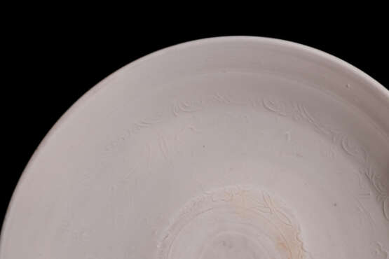 A WHITE-GLAZED WITH CARVED DESIGNS PLATE HUOZHOU YAO JIN DYNASTY(907-1125) - фото 4