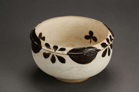 A WHITE-GLAZED WITH FLOWERS STIPPLING ALMS BOWL CIZHOU YAO FIVE DYNASTIES(907-979) TO NORTHERN SONG DYNASTY(960-1279) - Foto 3