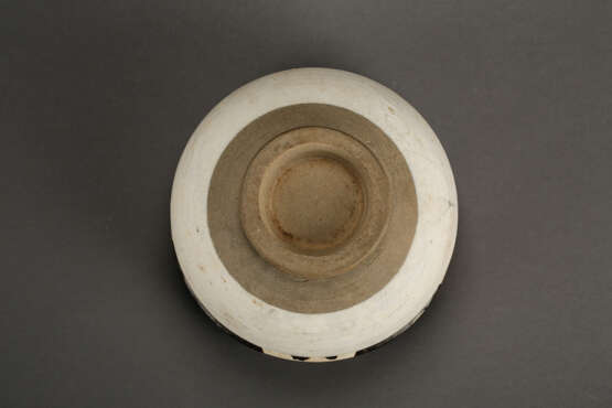 A WHITE-GLAZED WITH FLOWERS STIPPLING ALMS BOWL CIZHOU YAO FIVE DYNASTIES(907-979) TO NORTHERN SONG DYNASTY(960-1279) - Foto 5