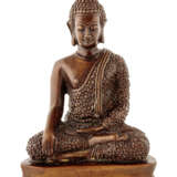Buddha Shakyamuni in mit Blüten geschmücktem Gewand - Foto 1