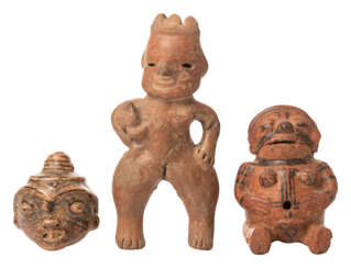 Sammlung einer Okarina in Kopfform, einer stehenden und einer sitzenden Frauenfigur