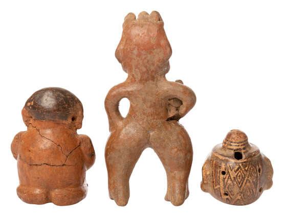Sammlung einer Okarina in Kopfform, einer stehenden und einer sitzenden Frauenfigur - фото 2