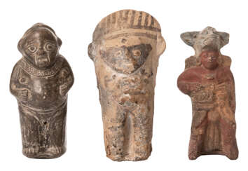 Sammlung einer Rasselfigur, einer Figur mit Kopfschmuck und eines Schamanen