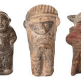 Sammlung einer Rasselfigur, einer Figur mit Kopfschmuck und eines Schamanen - Foto 1
