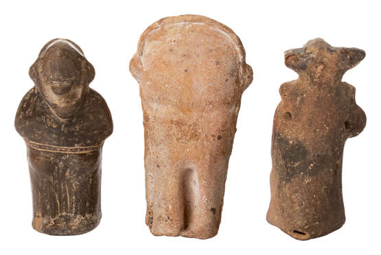 Sammlung einer Rasselfigur, einer Figur mit Kopfschmuck und eines Schamanen - Foto 2