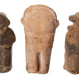 Sammlung einer Rasselfigur, einer Figur mit Kopfschmuck und eines Schamanen - photo 2
