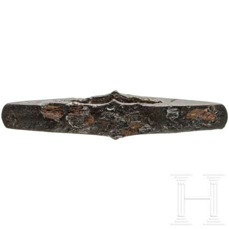 Silbereingelegte Parierstange von einem Wikingerschwert, 10. Jhdt. - Foto 2