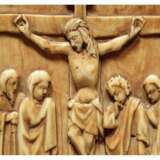 Kleine Elfenbeintafel mit Darstellung der Kreuzigung Christi, deutsch, 13. Jhdt. - Foto 3