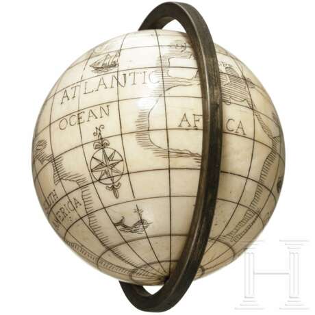 Kleiner Globus aus Elfenbein, England, 19. Jhdt. - Foto 2