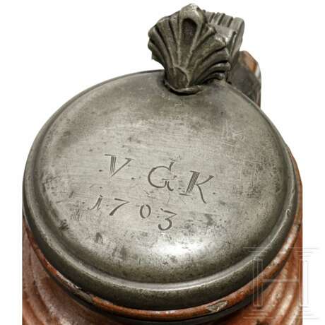 Kleiner zinnmontierter Steinzeugkrug, deutsch, wohl Sachsen, datiert 1703 - Foto 4