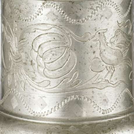 Kleiner gravierter Trinkkrug, Adam Dengler, Passau, um 1690 - Foto 6