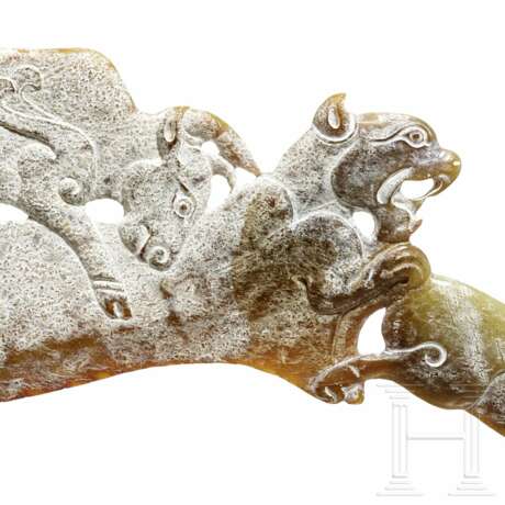 Jade-Ritualbeil mit theriomorphen Wesen, China  - фото 3