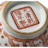 Eisenrot bemalte Sgraffito-Drachentasse mit Qianlong-Marke - Foto 6