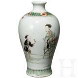 Figürlich bemalte Famille-verte-Meiping-Vase mit Kangxi-Marke - photo 1