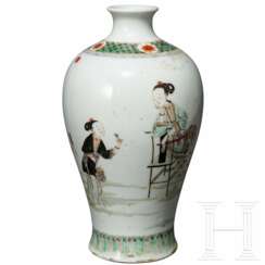 Figürlich bemalte Famille-verte-Meiping-Vase mit Kangxi-Marke