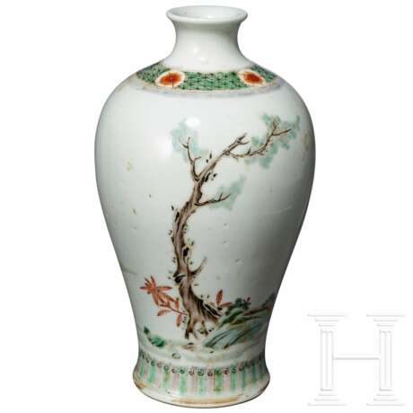 Figürlich bemalte Famille-verte-Meiping-Vase mit Kangxi-Marke - photo 2