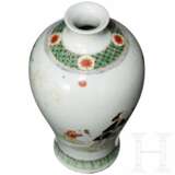 Figürlich bemalte Famille-verte-Meiping-Vase mit Kangxi-Marke - photo 4