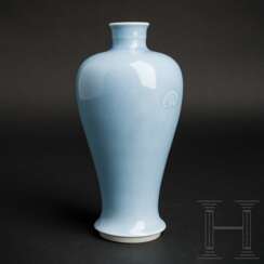 Blassblau glasierte Meiping-Vase mit Kangxi-Marke