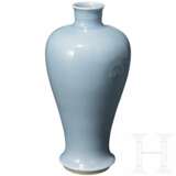 Blassblau glasierte Meiping-Vase mit Kangxi-Marke - photo 5