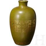 Mit Teestaub glasierte Drachenvase mit vergoldetem Dekor und Yongzheng-Marke, wohl aus dieser Zeit - фото 1