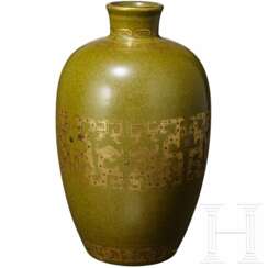 Mit Teestaub glasierte Drachenvase mit vergoldetem Dekor und Yongzheng-Marke, wohl aus dieser Zeit