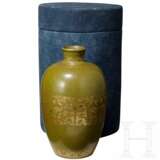 Mit Teestaub glasierte Drachenvase mit vergoldetem Dekor und Yongzheng-Marke, wohl aus dieser Zeit - Foto 2