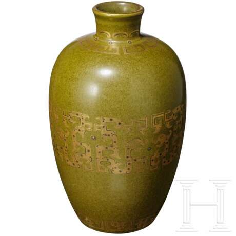 Mit Teestaub glasierte Drachenvase mit vergoldetem Dekor und Yongzheng-Marke, wohl aus dieser Zeit - фото 3