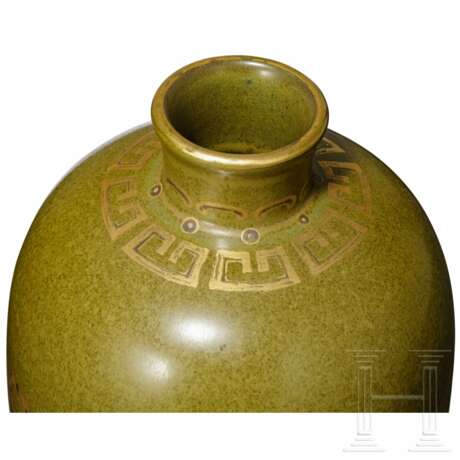 Mit Teestaub glasierte Drachenvase mit vergoldetem Dekor und Yongzheng-Marke, wohl aus dieser Zeit - Foto 7