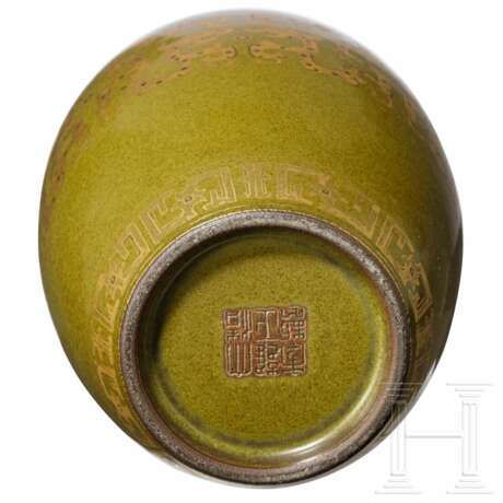Mit Teestaub glasierte Drachenvase mit vergoldetem Dekor und Yongzheng-Marke, wohl aus dieser Zeit - фото 9