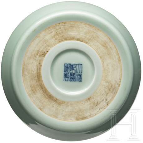 Seltene flache Schale mit Seladonglasur und Sechs-Zeichen-Qianlong-Marke, wohl aus dieser Zeit - Foto 3