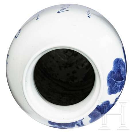 Bedeutende blau-weiß dekorierte Vase mit Hirsch und Gedicht, China, vermutlich 18. Jhdt. - photo 2
