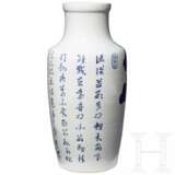 Bedeutende blau-weiß dekorierte Vase mit Hirsch und Gedicht, China, vermutlich 18. Jhdt. - Foto 7