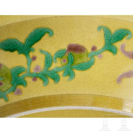 Gelbgrundige Schale mit grünem und auberginefarbenem Dekor, mit Qianlong-Siegelmarke, wohl aus der Epoche - photo 3