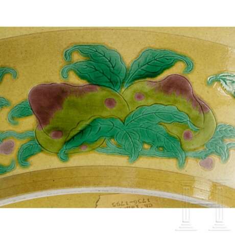 Gelbgrundige Schale mit grünem und auberginefarbenem Dekor, mit Qianlong-Siegelmarke, wohl aus der Epoche - photo 4