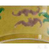 Gelbgrundige Schale mit grünem und auberginefarbenem Dekor, mit Qianlong-Siegelmarke, wohl aus der Epoche - photo 5