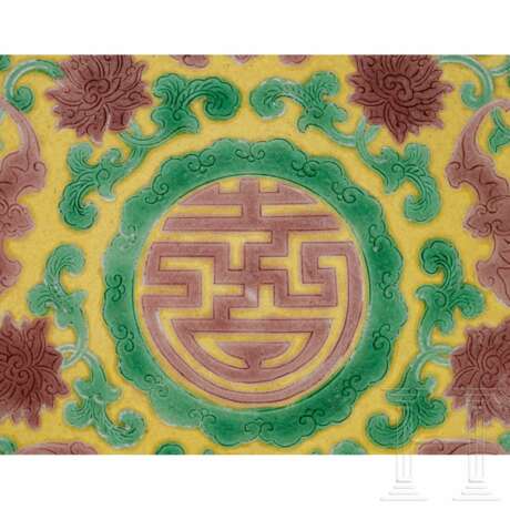 Gelbgrundige Schale mit grünem und auberginefarbenem Dekor, mit Qianlong-Siegelmarke, wohl aus der Epoche - photo 7