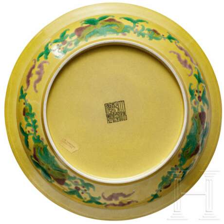 Gelbgrundige Schale mit grünem und auberginefarbenem Dekor, mit Qianlong-Siegelmarke, wohl aus der Epoche - photo 8
