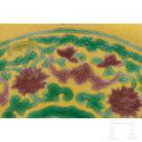 Gelbgrundige Schale mit grünem und auberginefarbenem Dekor, mit Qianlong-Siegelmarke, wohl aus der Epoche - photo 10