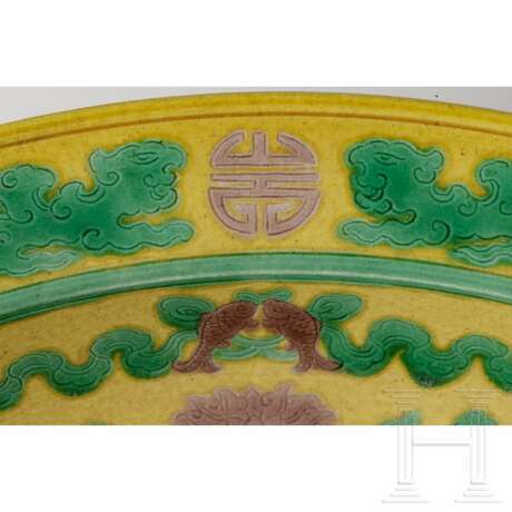 Gelbgrundige Schale mit grünem und auberginefarbenem Dekor, mit Qianlong-Siegelmarke, wohl aus der Epoche - photo 11