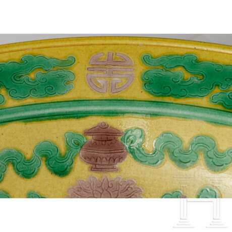 Gelbgrundige Schale mit grünem und auberginefarbenem Dekor, mit Qianlong-Siegelmarke, wohl aus der Epoche - photo 12